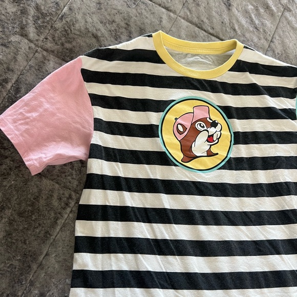 Buc-ee’s Kids Large Stripped Block Logo Tee - Picture 5 of 6